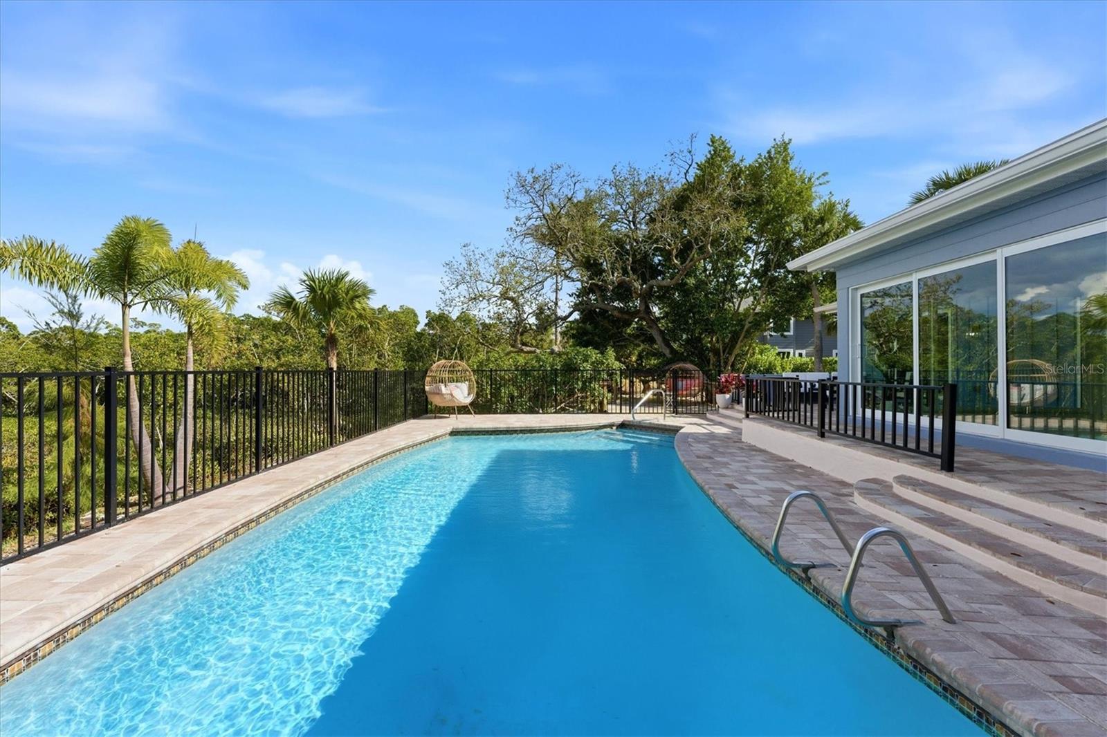 Listing photo id 25 for 700 Tropical Circle