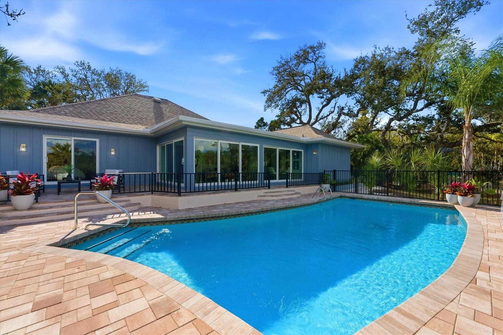 Listing photo id 26 for 700 Tropical Circle