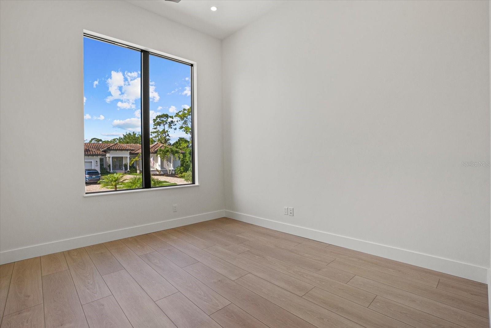 Image 27 of 38 For 1605 Landfall Drive