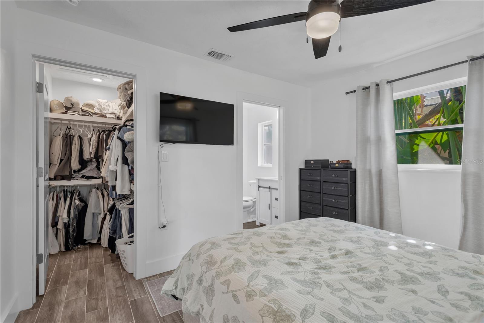 Image 16 of 30 For 1867 Maryland Avenue Ne