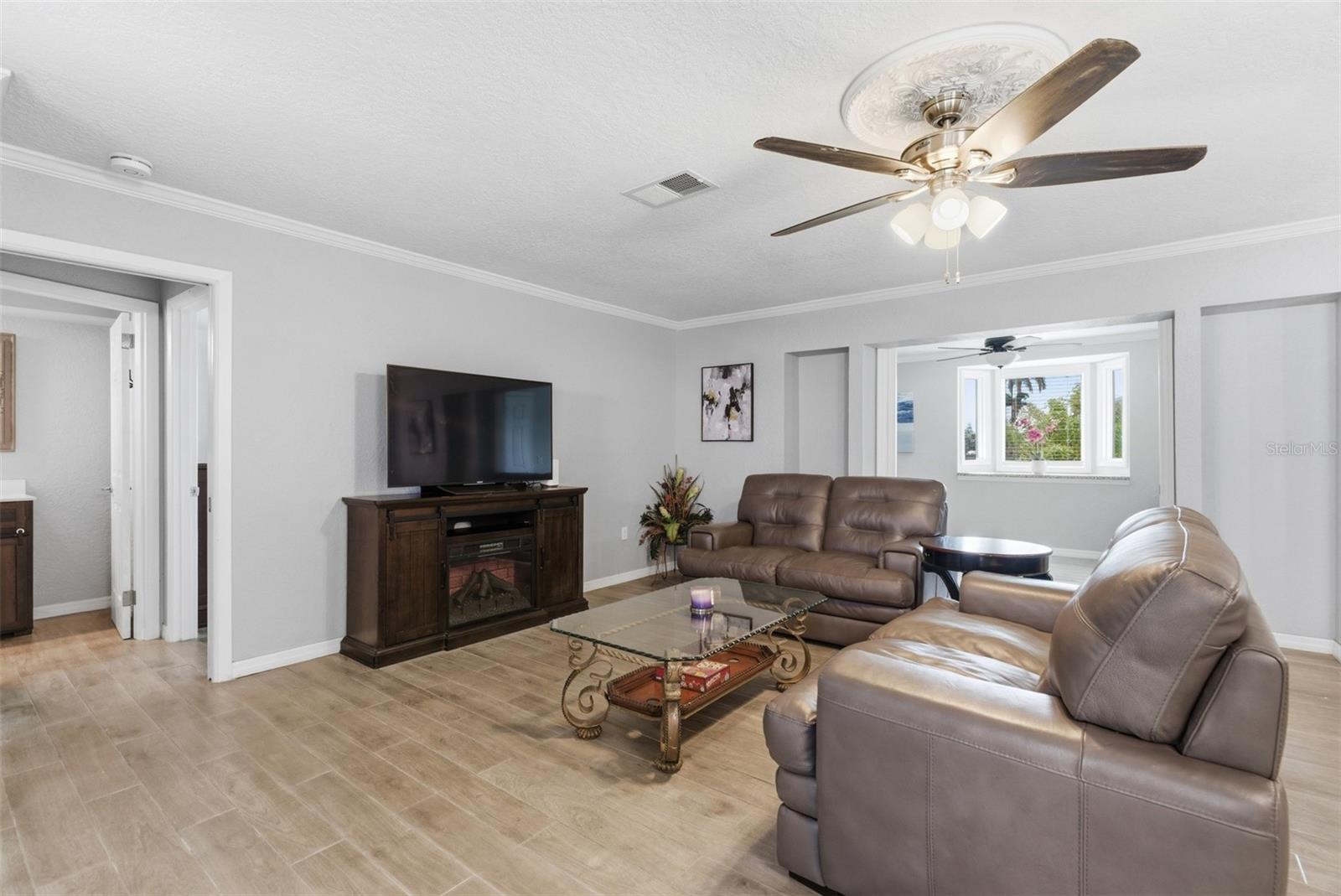 Image 6 of 52 For 4240 Shamrock Drive