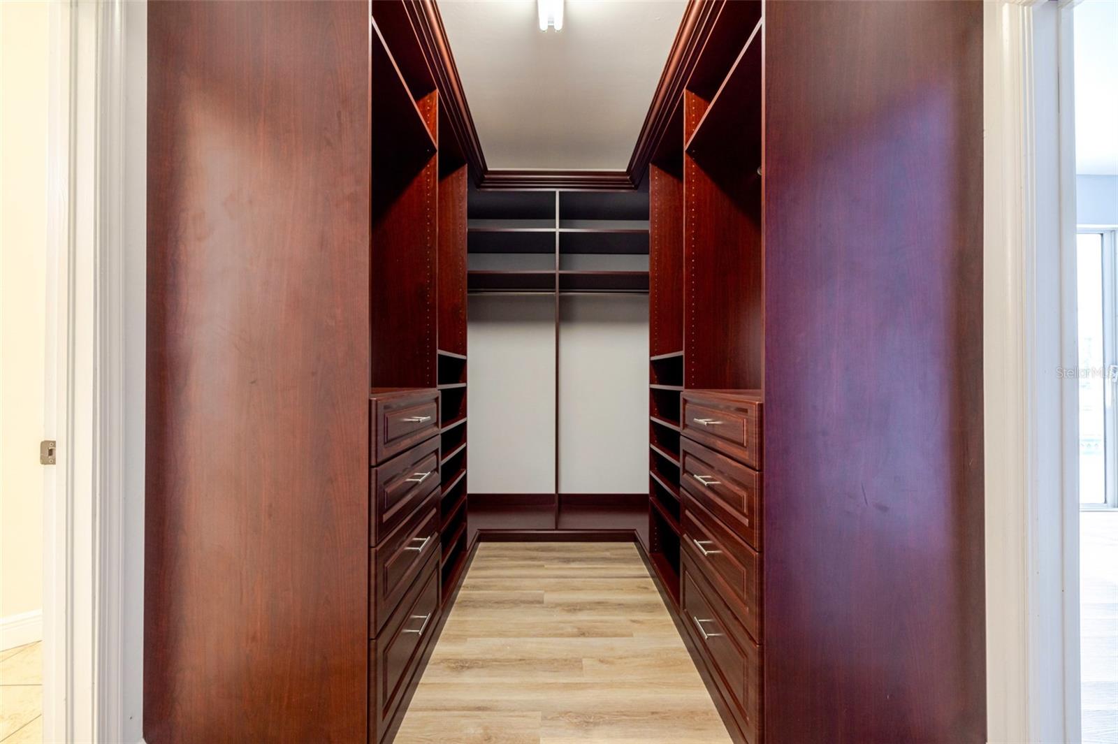 Listing photo id 31 for 2107 Saint Croix Avenue