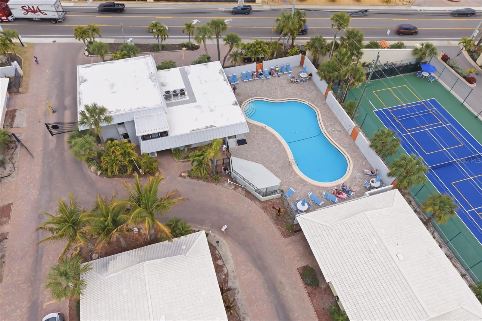 Image 15 of 68 For 6312 Midnight Pass Road 305s