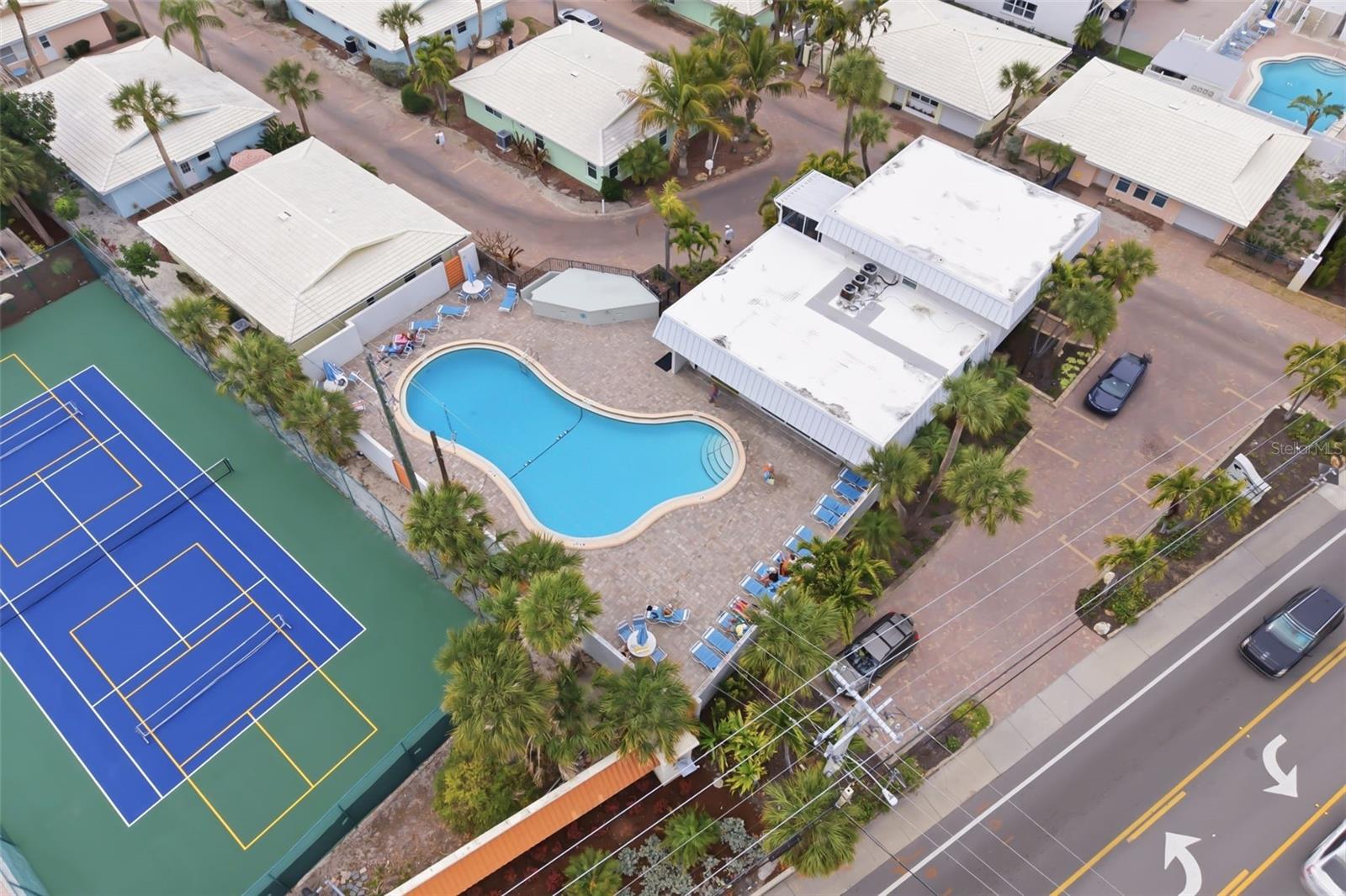 Image 16 of 68 For 6312 Midnight Pass Road 305s