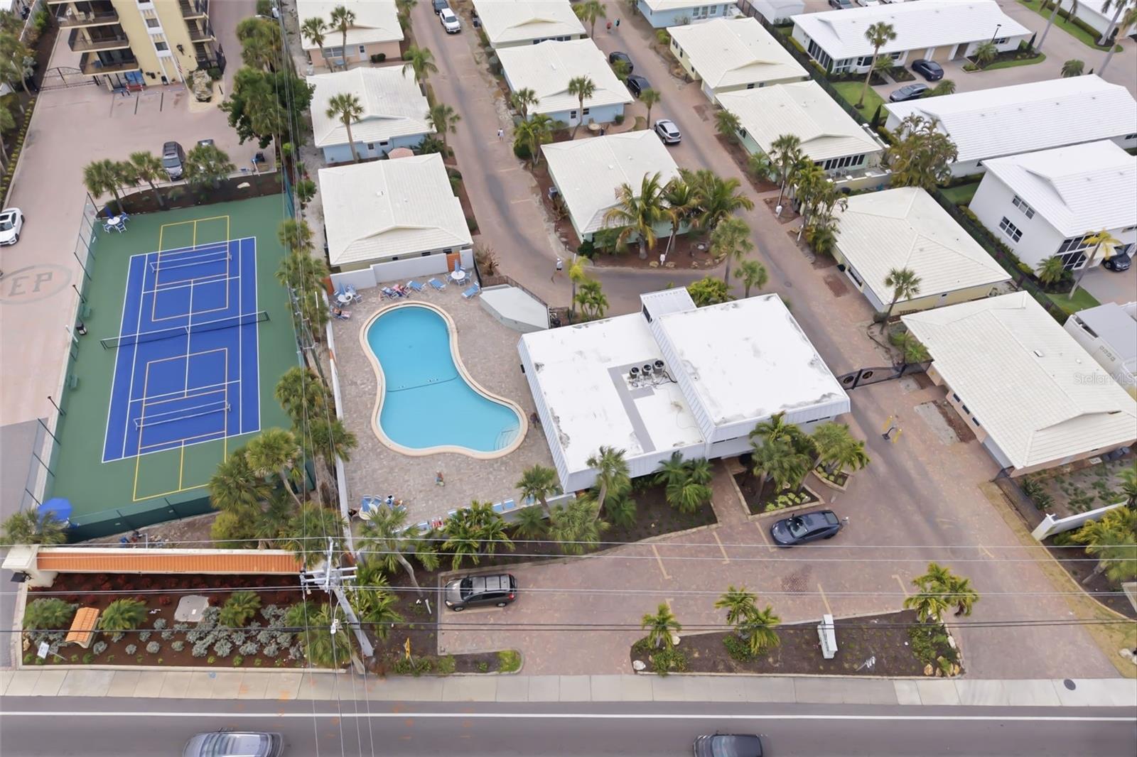 Image 17 of 68 For 6312 Midnight Pass Road 305s