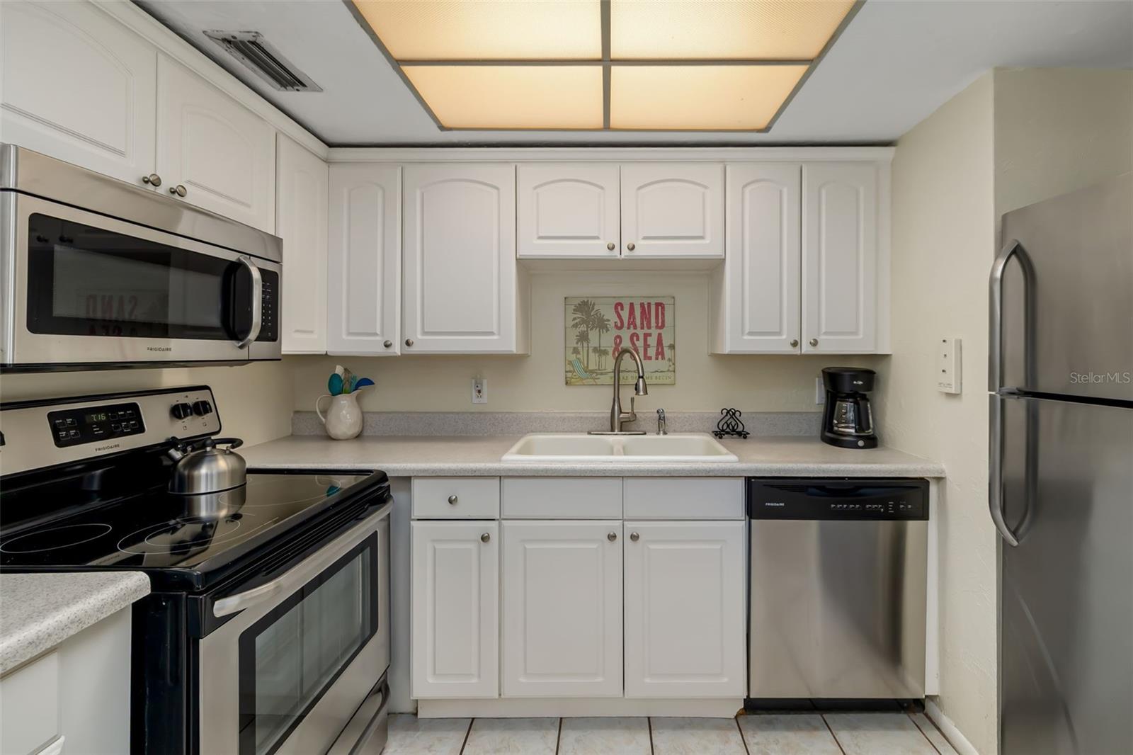 Image 26 of 68 For 6312 Midnight Pass Road 305s