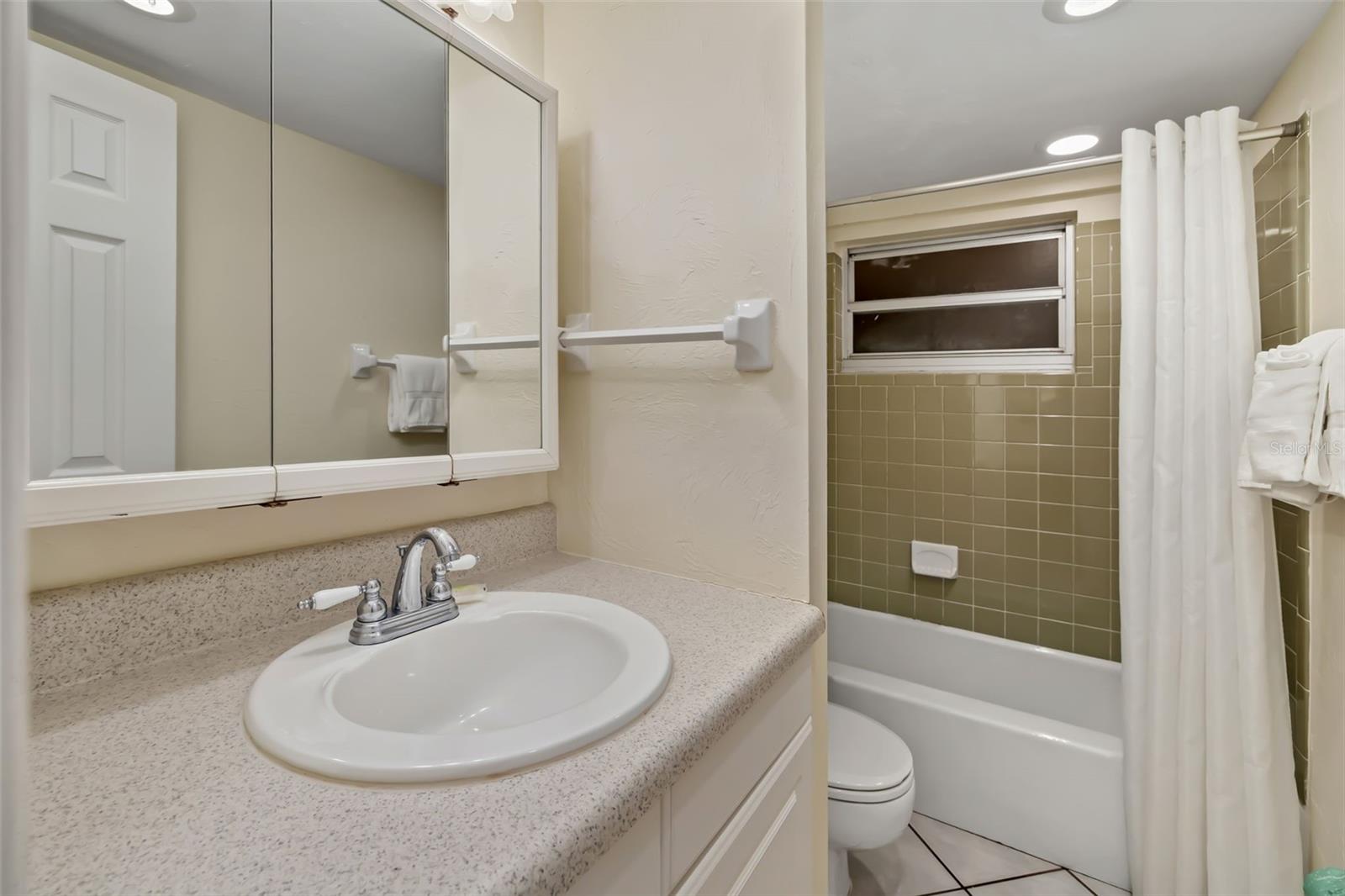 Image 37 of 68 For 6312 Midnight Pass Road 305s