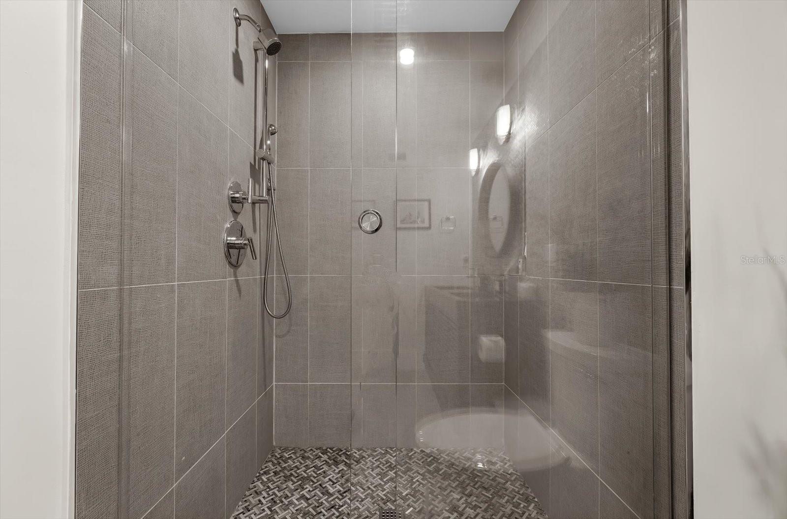 Image 23 of 90 For 811 Shore Drive