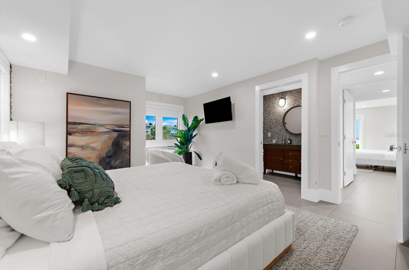 Image 24 of 90 For 811 Shore Drive