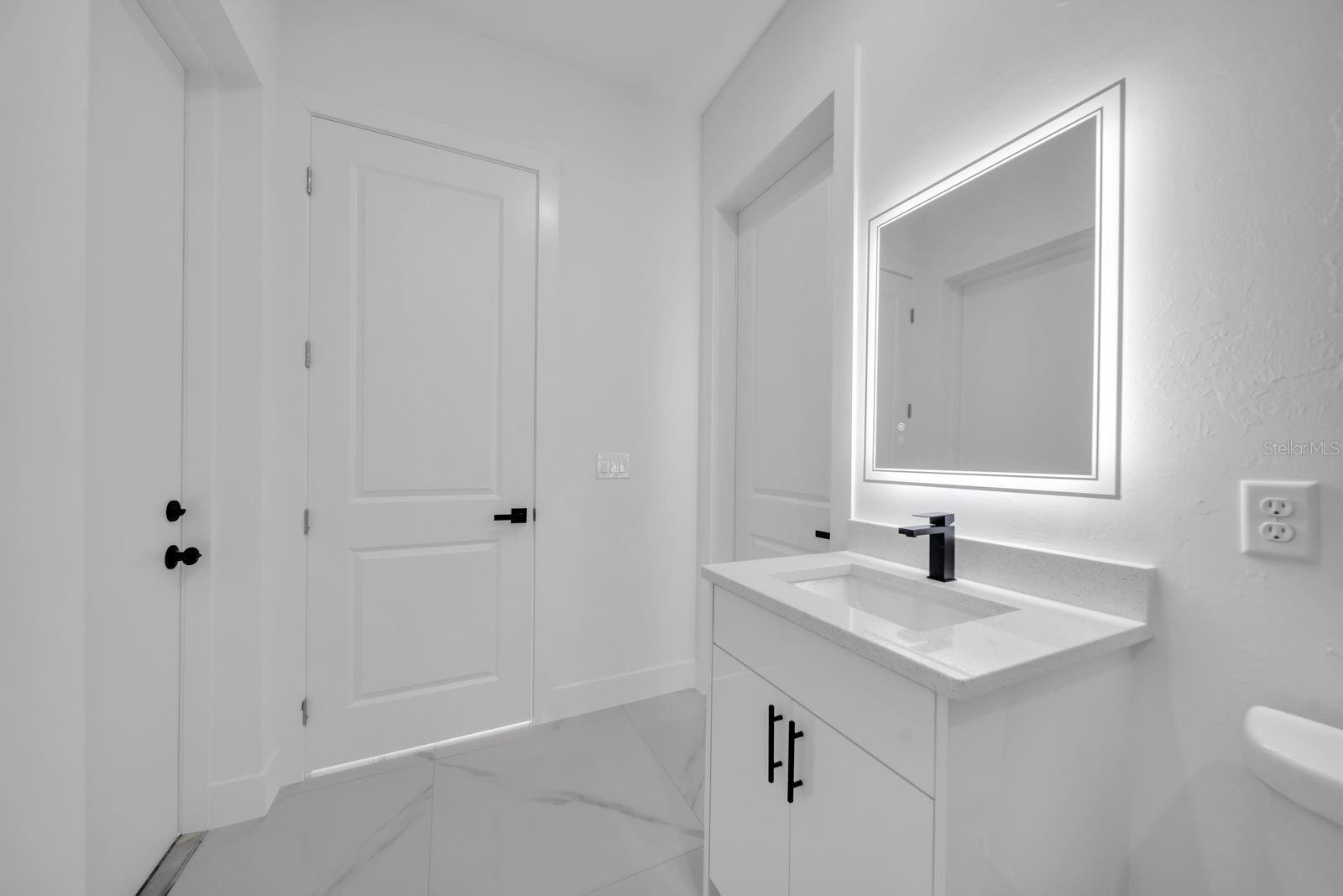 Image 11 of 32 For 635 Summit Avenue S