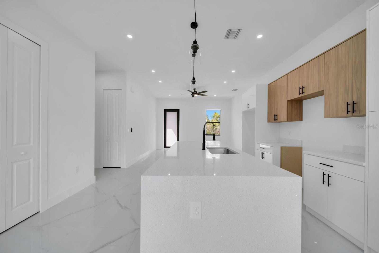 Image 12 of 32 For 635 Summit Avenue S