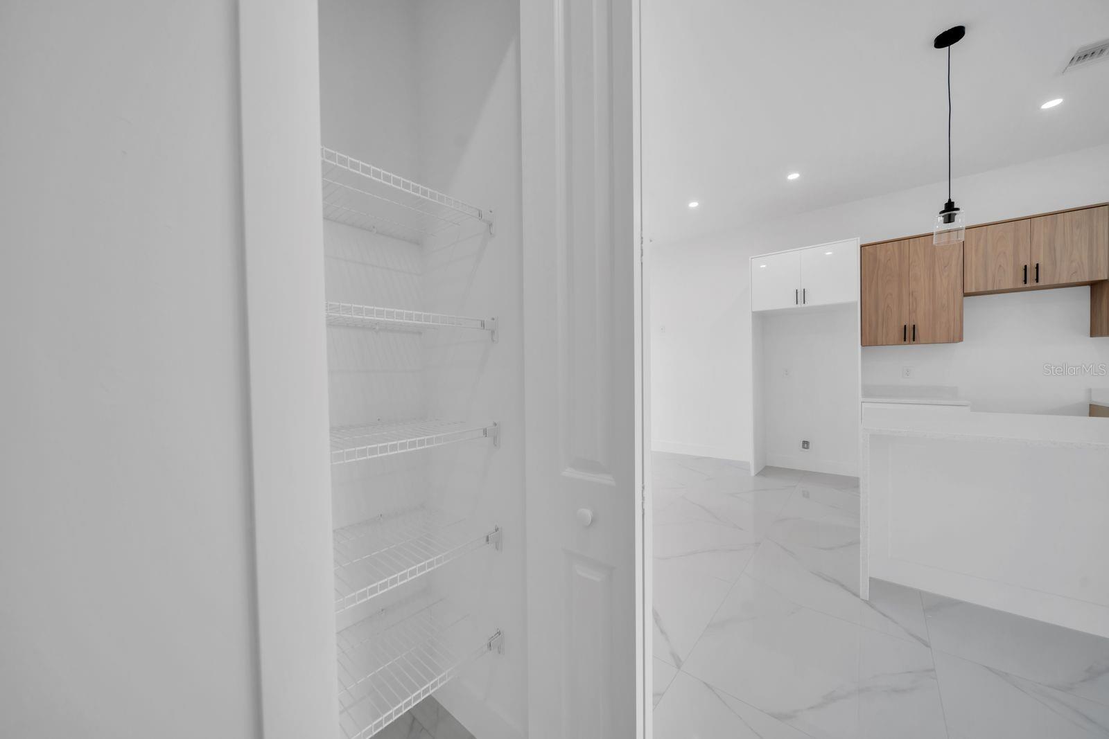 Image 15 of 32 For 635 Summit Avenue S