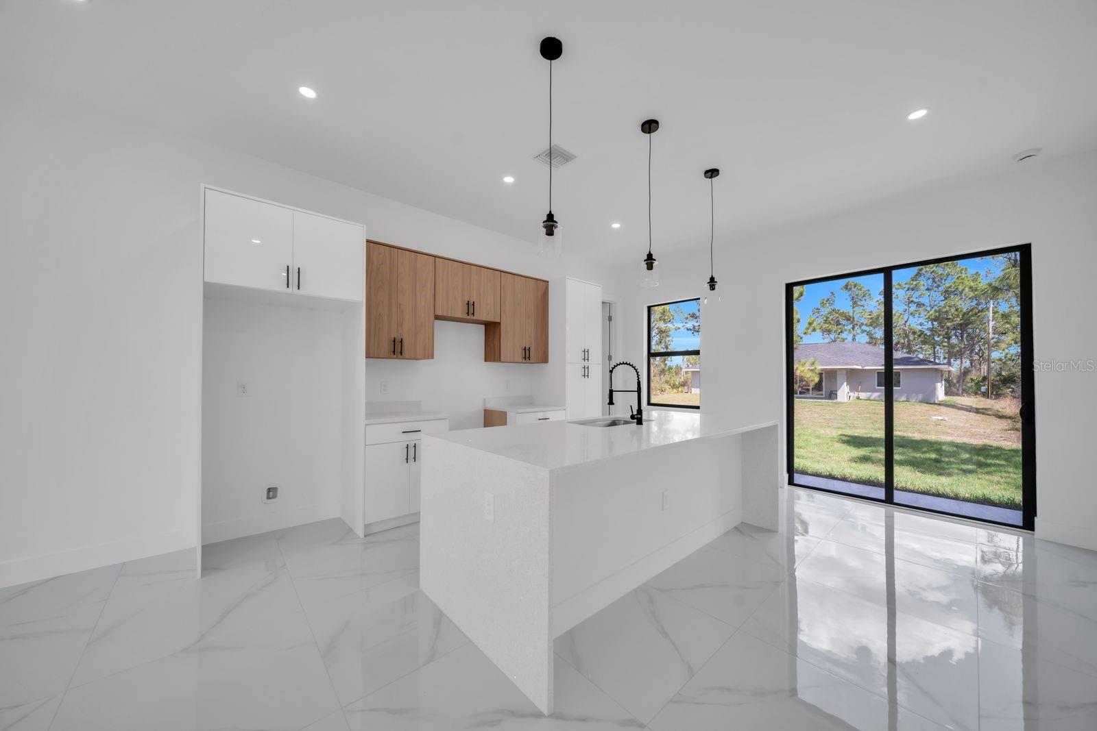 Image 5 of 32 For 635 Summit Avenue S