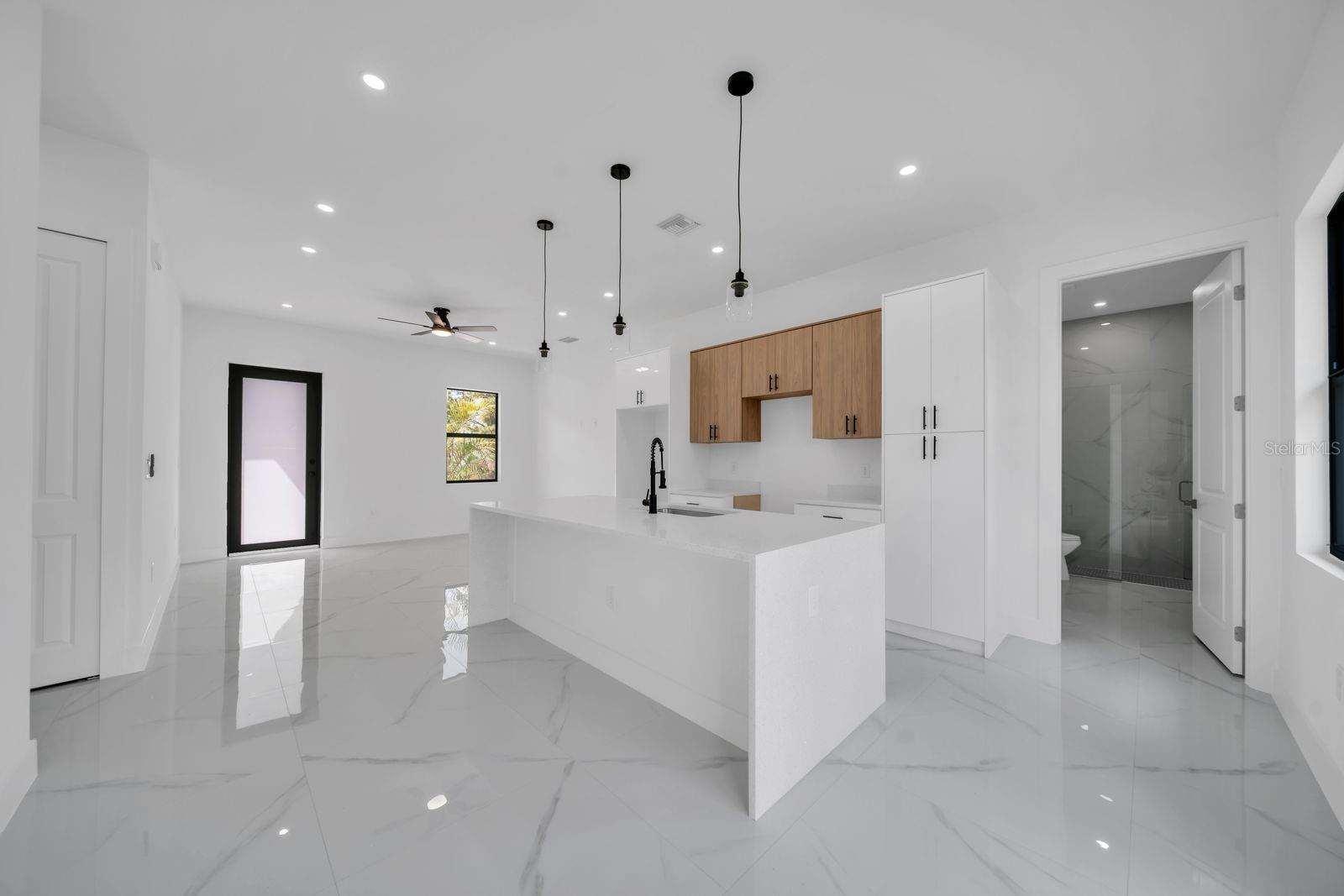 Image 7 of 32 For 635 Summit Avenue S