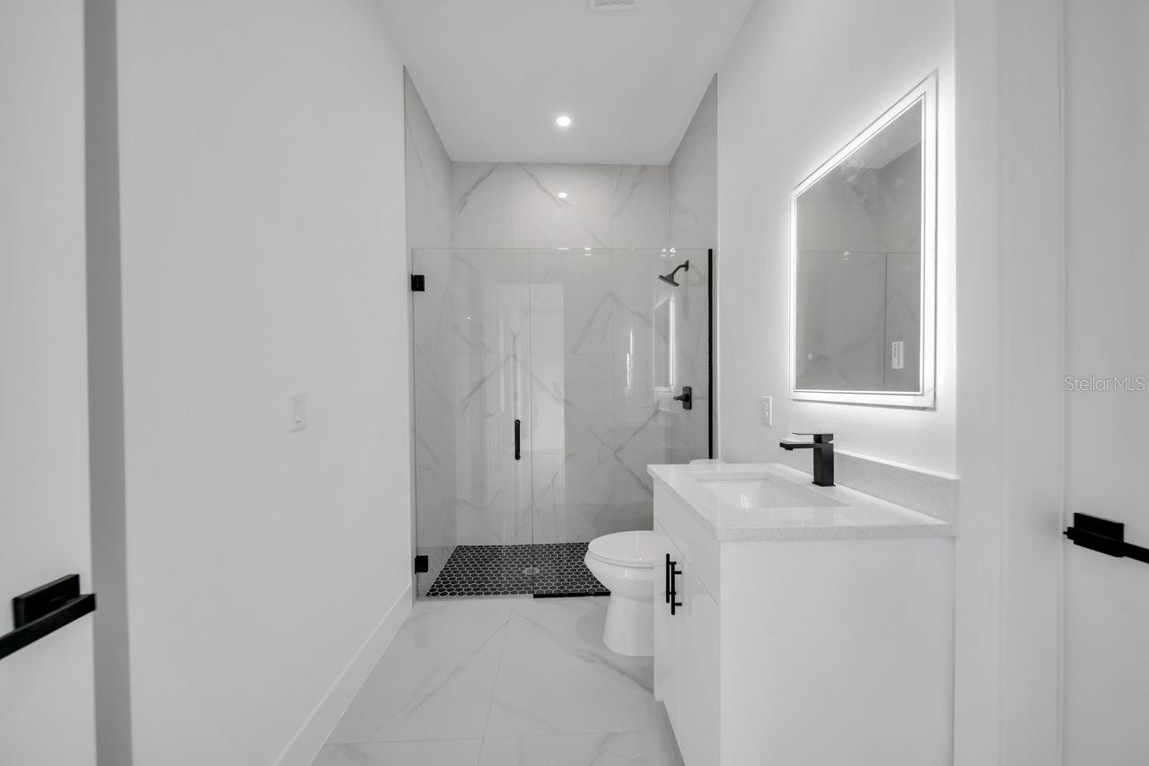 Image 10 of 32 For 637 Summit Avenue S