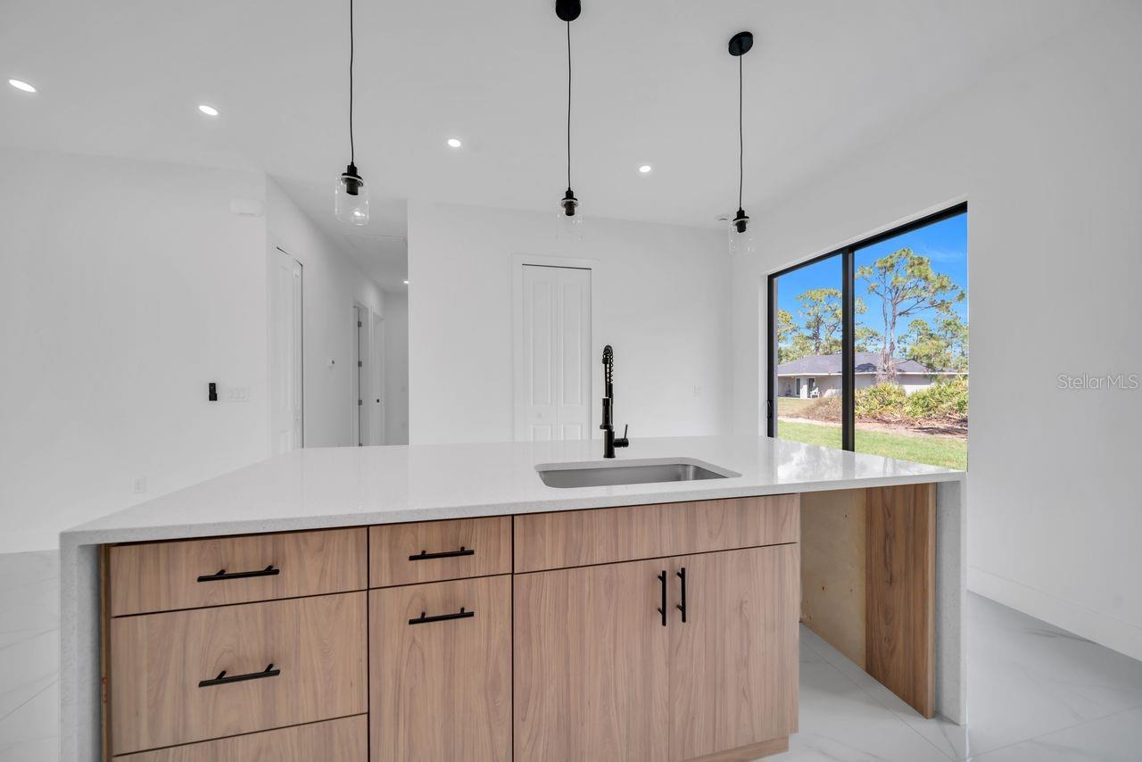 Image 13 of 32 For 637 Summit Avenue S