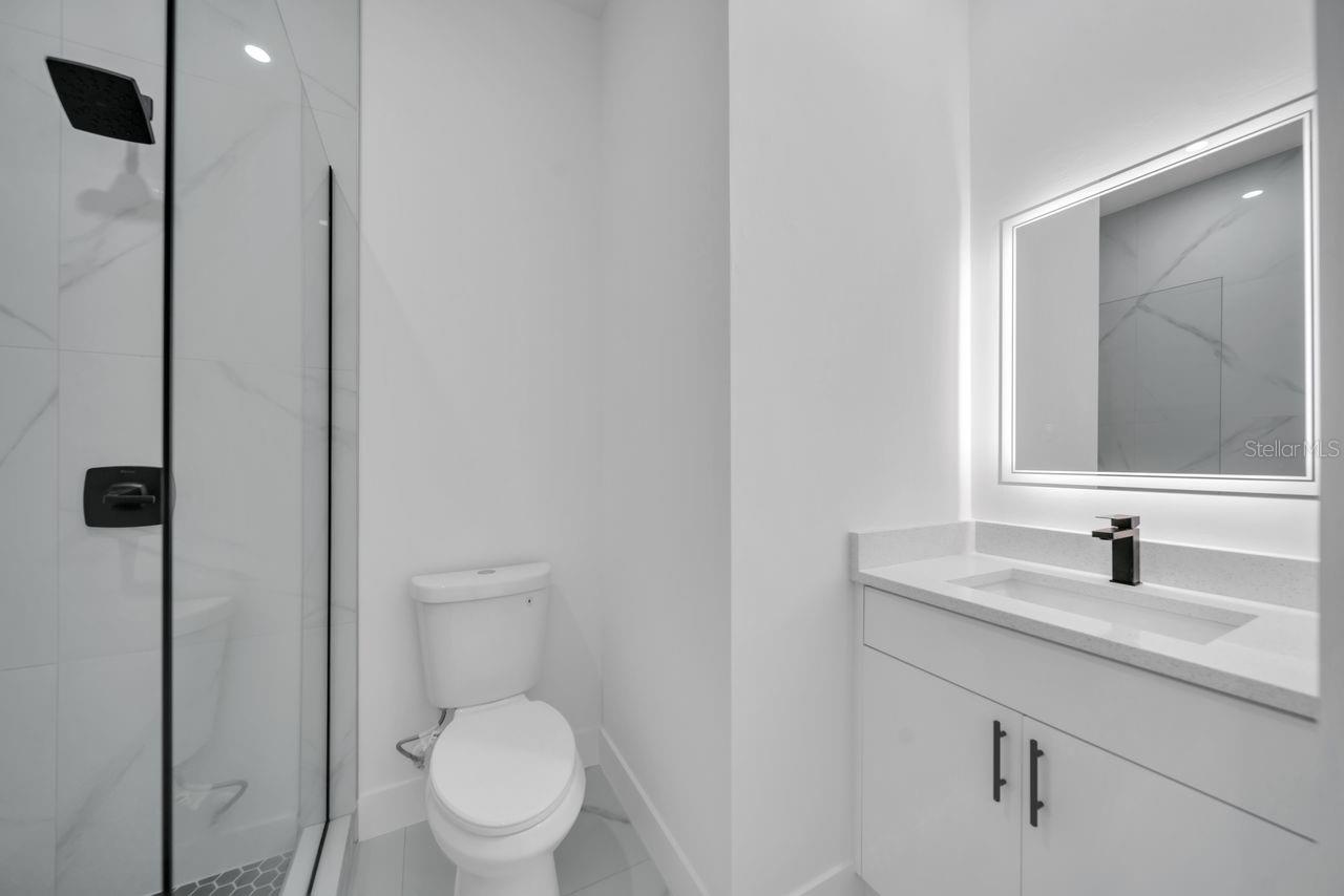 Image 15 of 32 For 637 Summit Avenue S