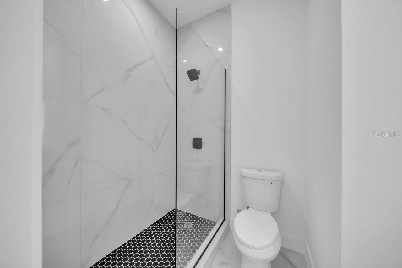 Image 16 of 32 For 637 Summit Avenue S