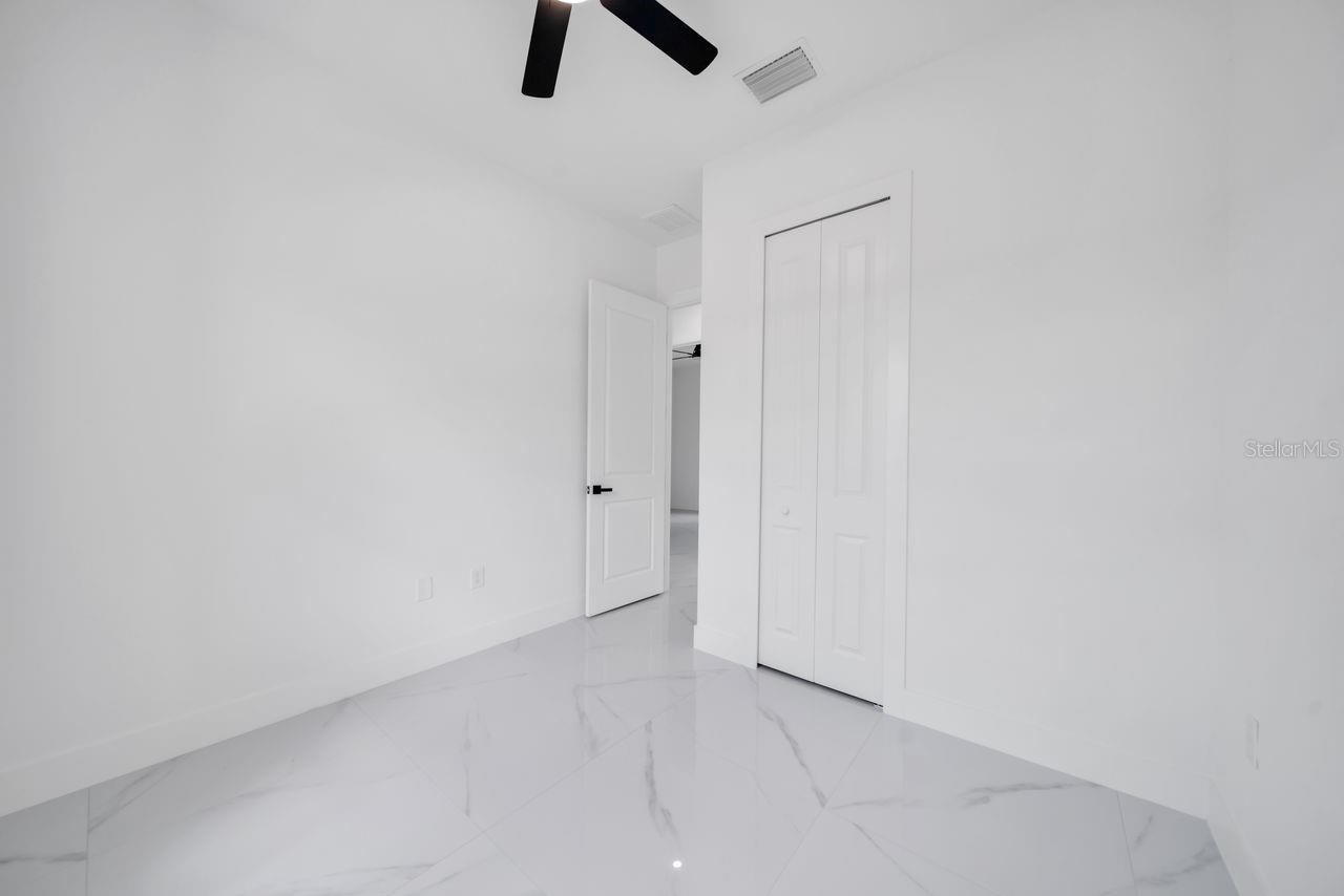 Image 18 of 32 For 637 Summit Avenue S