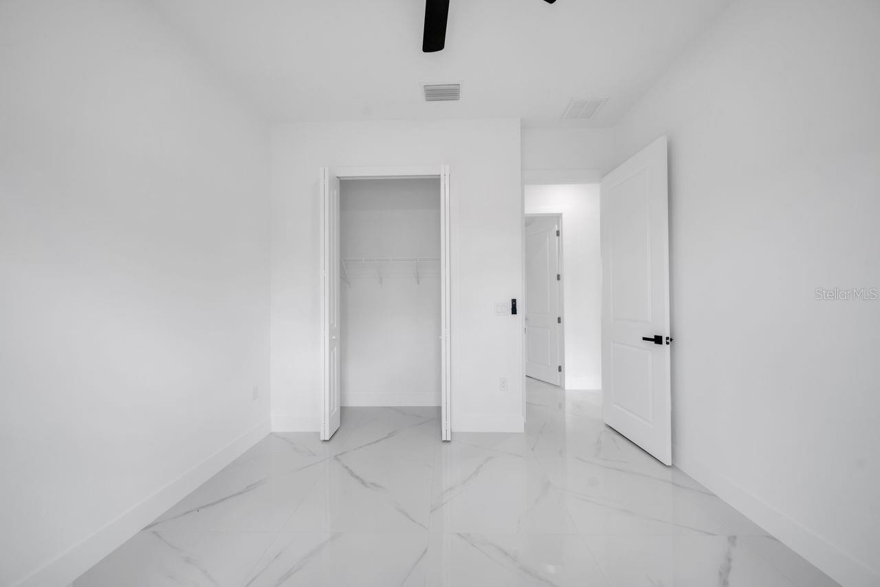 Image 20 of 32 For 637 Summit Avenue S