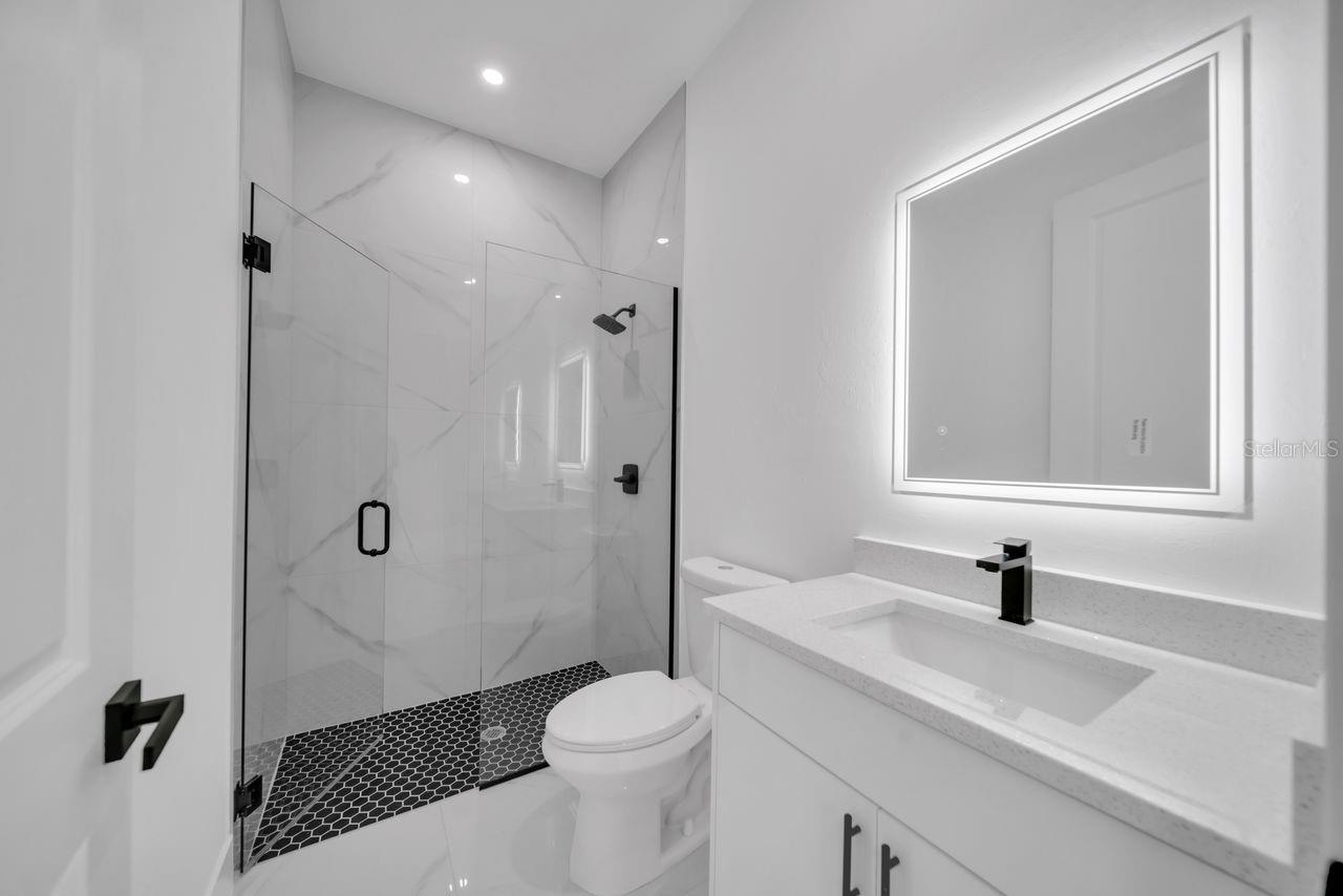 Image 23 of 32 For 637 Summit Avenue S