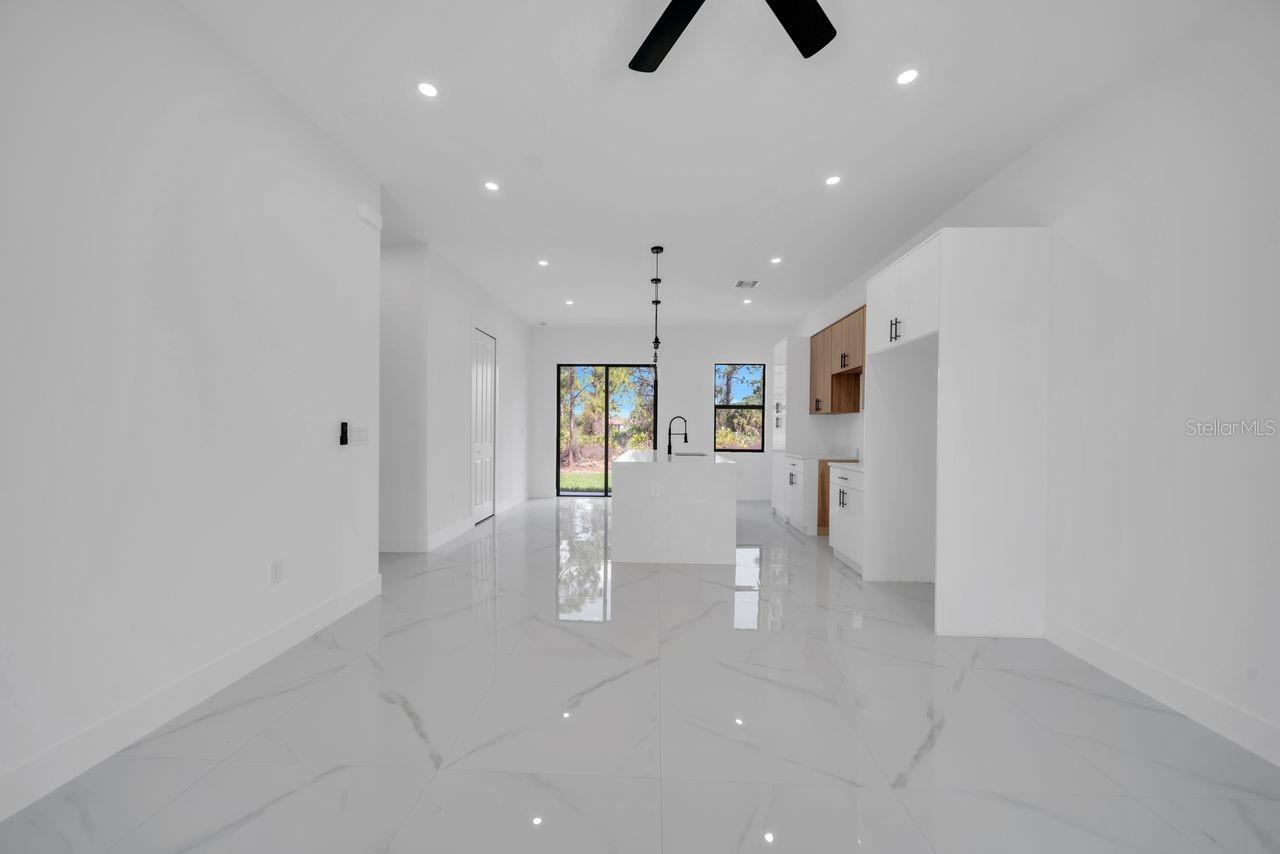 Image 4 of 32 For 637 Summit Avenue S