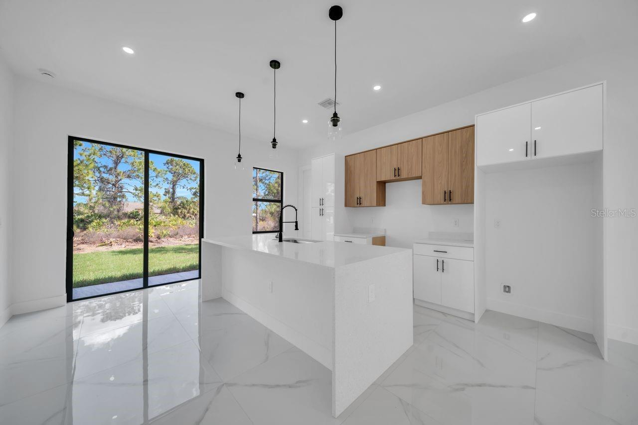 Image 6 of 32 For 637 Summit Avenue S