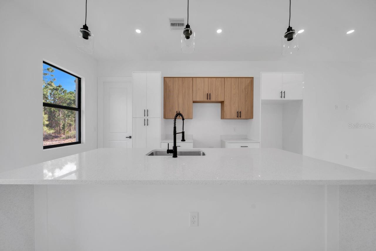 Image 7 of 32 For 637 Summit Avenue S