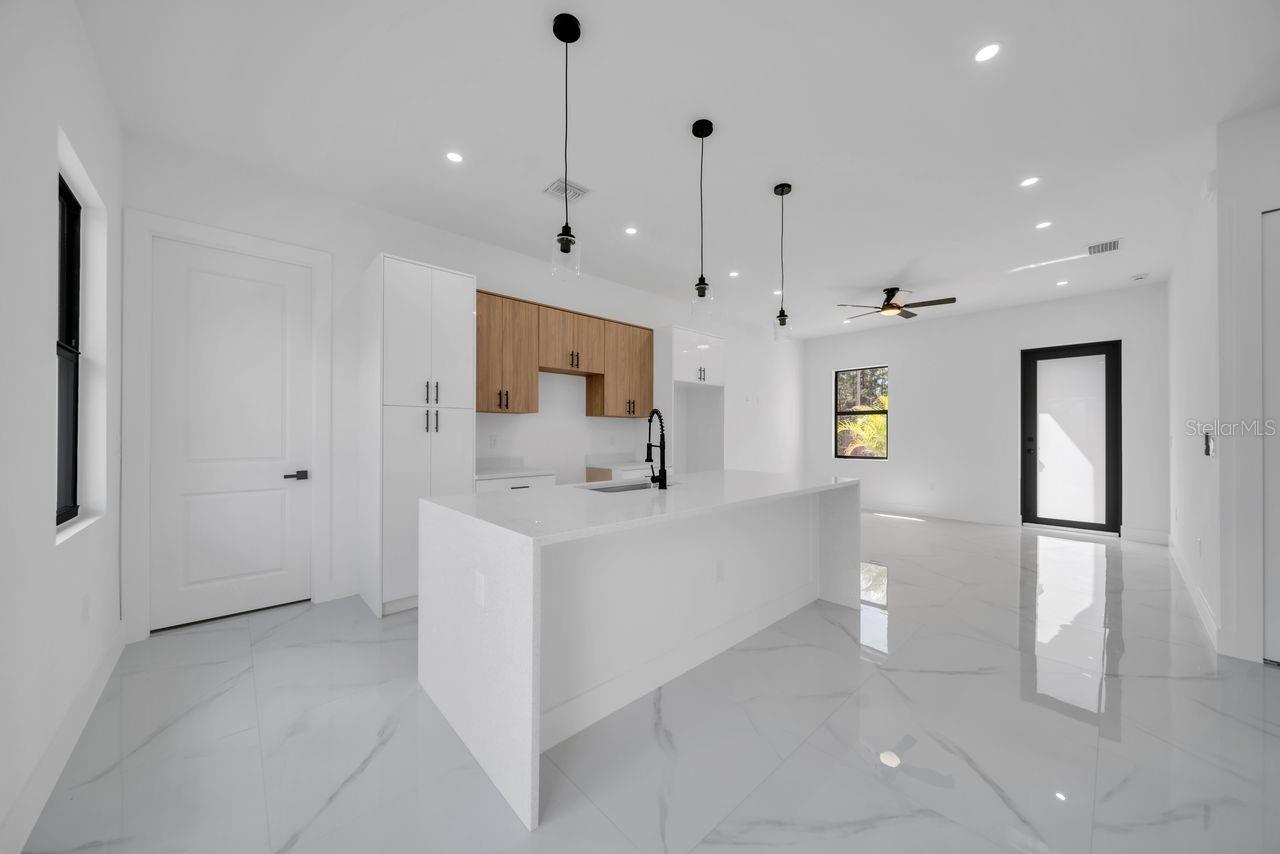 Image 8 of 32 For 637 Summit Avenue S