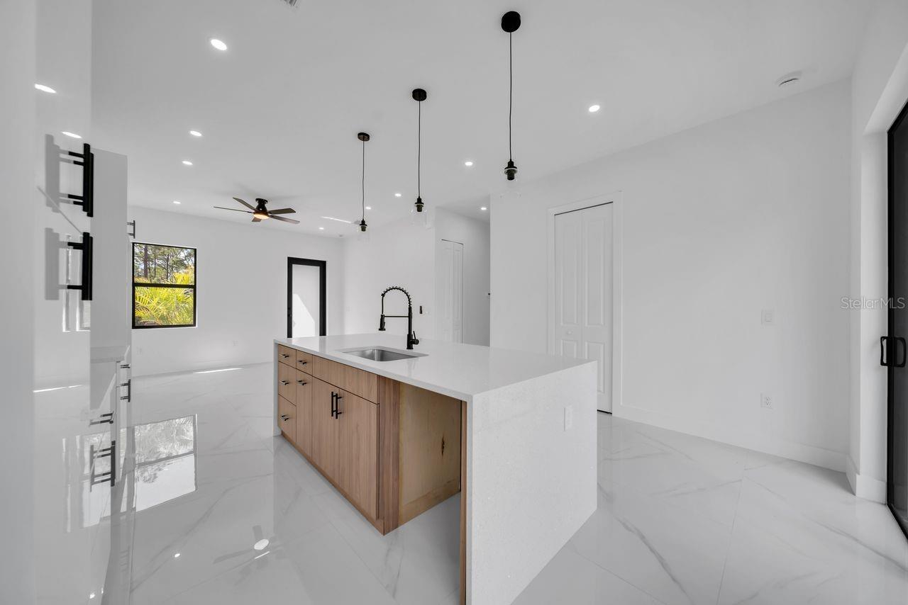 Image 9 of 32 For 637 Summit Avenue S