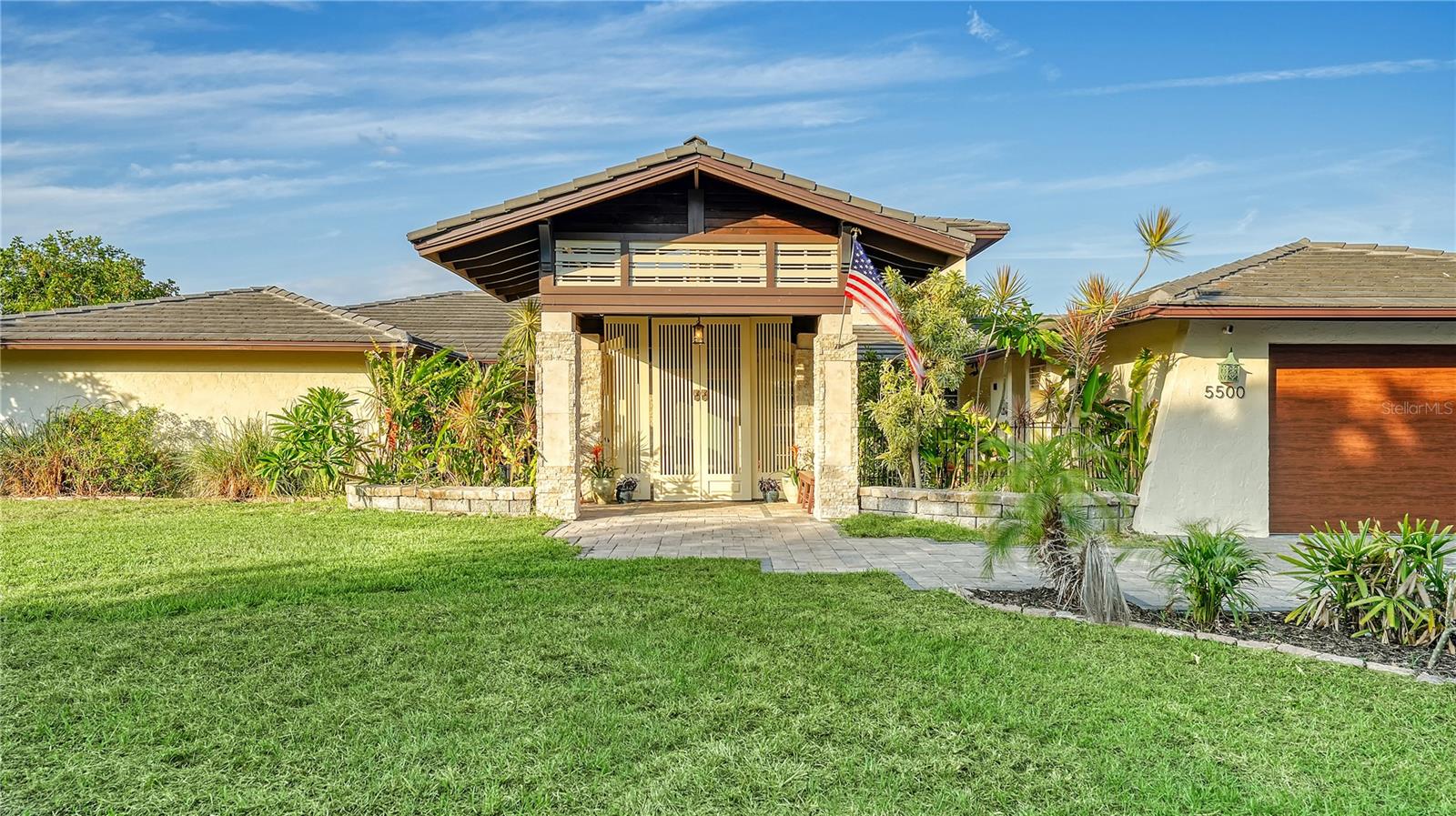 Listing photo id 1 for 5500 Merrimac Drive