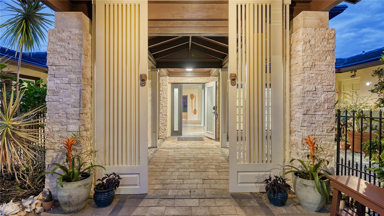 Listing photo id 2 for 5500 Merrimac Drive