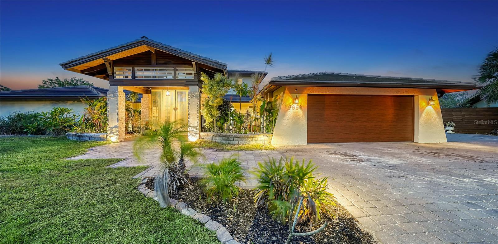 Listing photo id 3 for 5500 Merrimac Drive