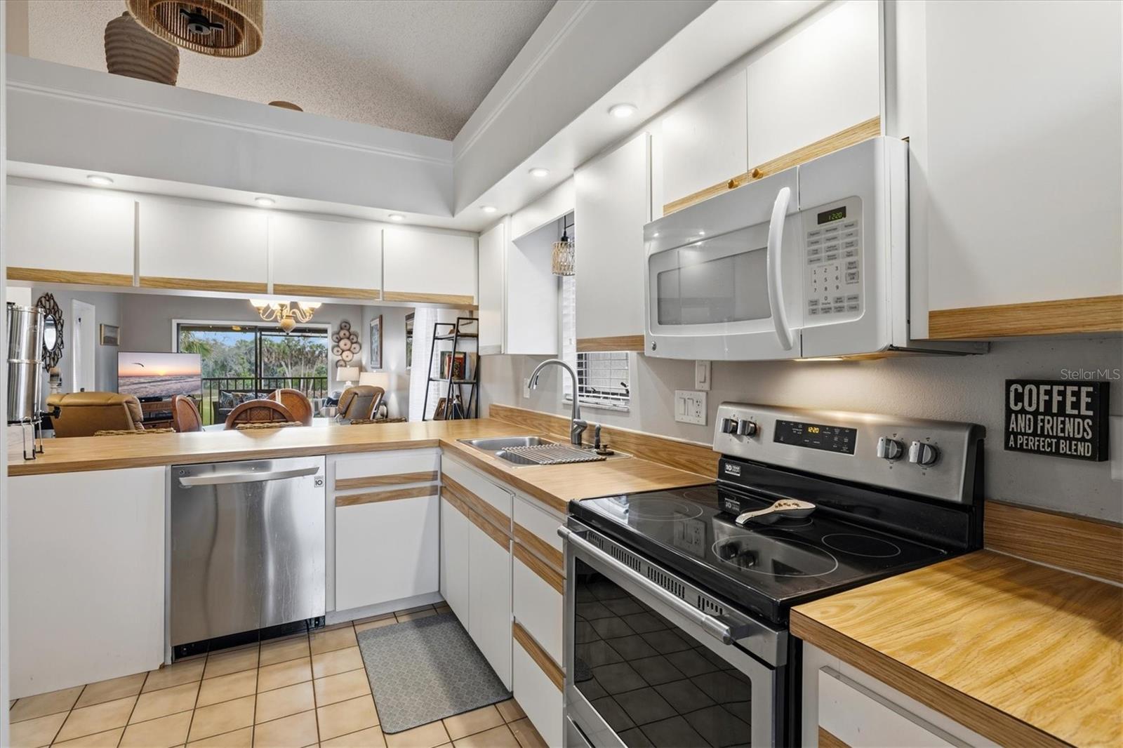 Image 5 of 90 For 918 Capri Isles Boulevard 205