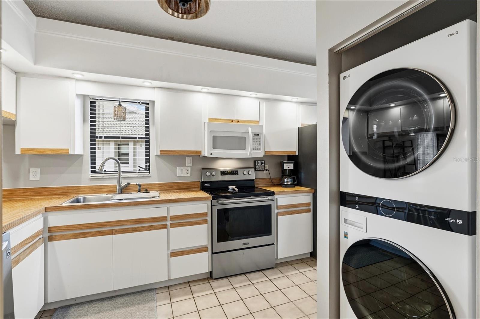 Image 7 of 90 For 918 Capri Isles Boulevard 205