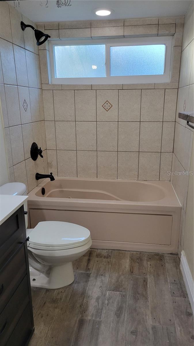 Image 16 of 25 For 5619 Colonial Oaks Boulevard