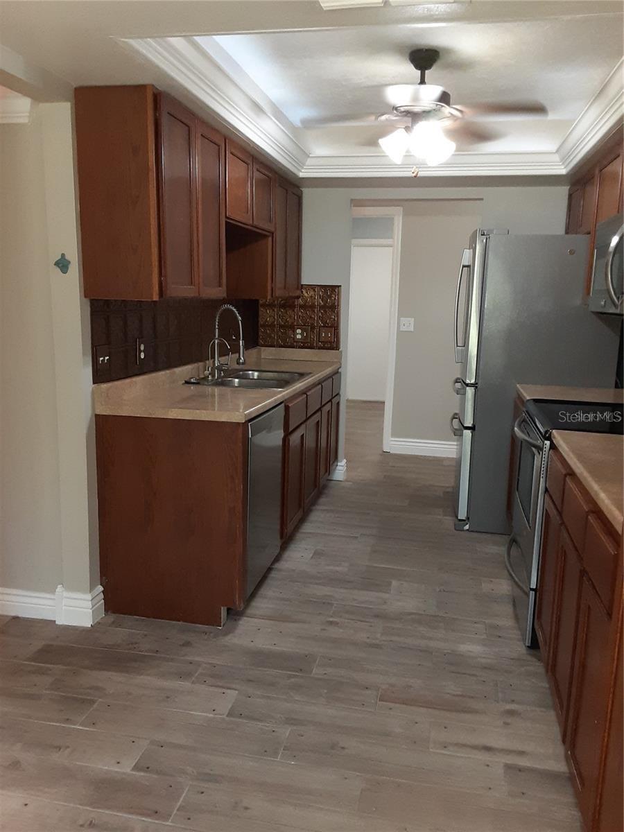 Image 6 of 25 For 5619 Colonial Oaks Boulevard