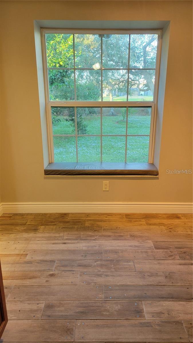 Image 7 of 25 For 5619 Colonial Oaks Boulevard