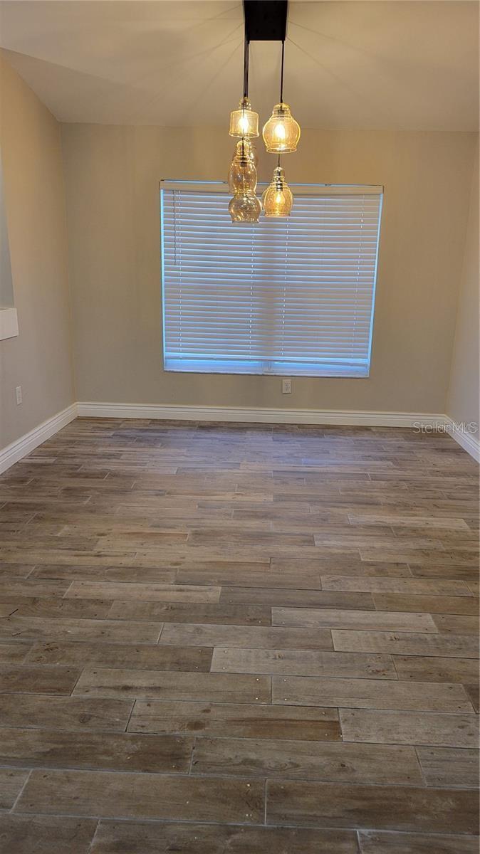 Image 8 of 25 For 5619 Colonial Oaks Boulevard