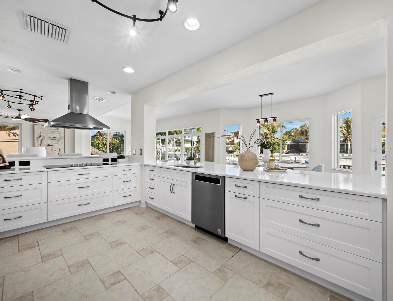 Image 14 of 53 For 951 Contento St.