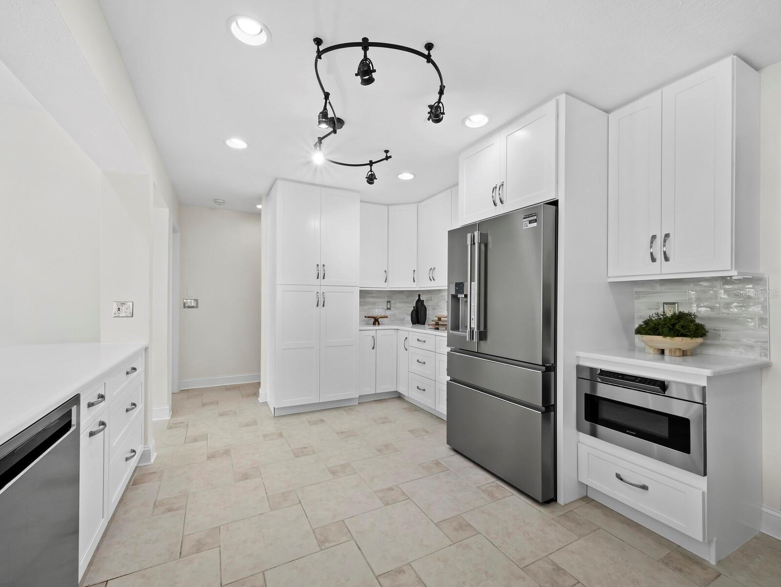 Image 16 of 53 For 951 Contento St.