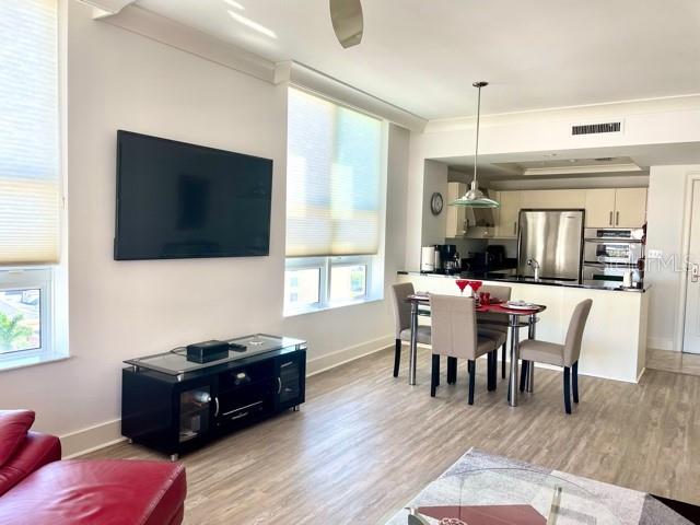 Image 2 of 18 For 1350 Main Street 909