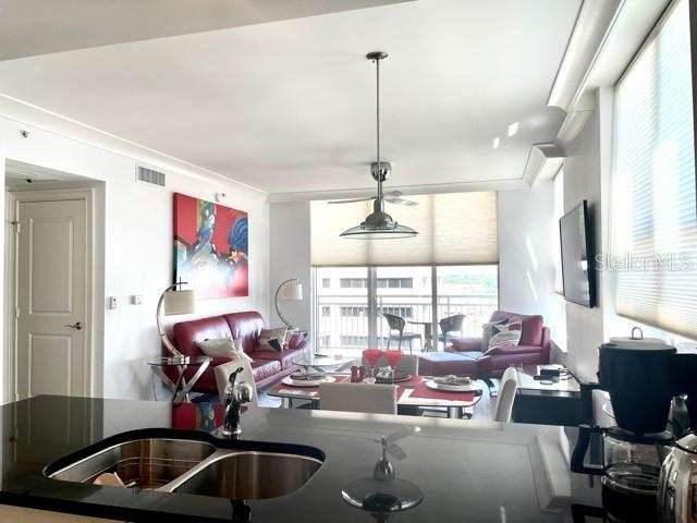 Image 5 of 18 For 1350 Main Street 909