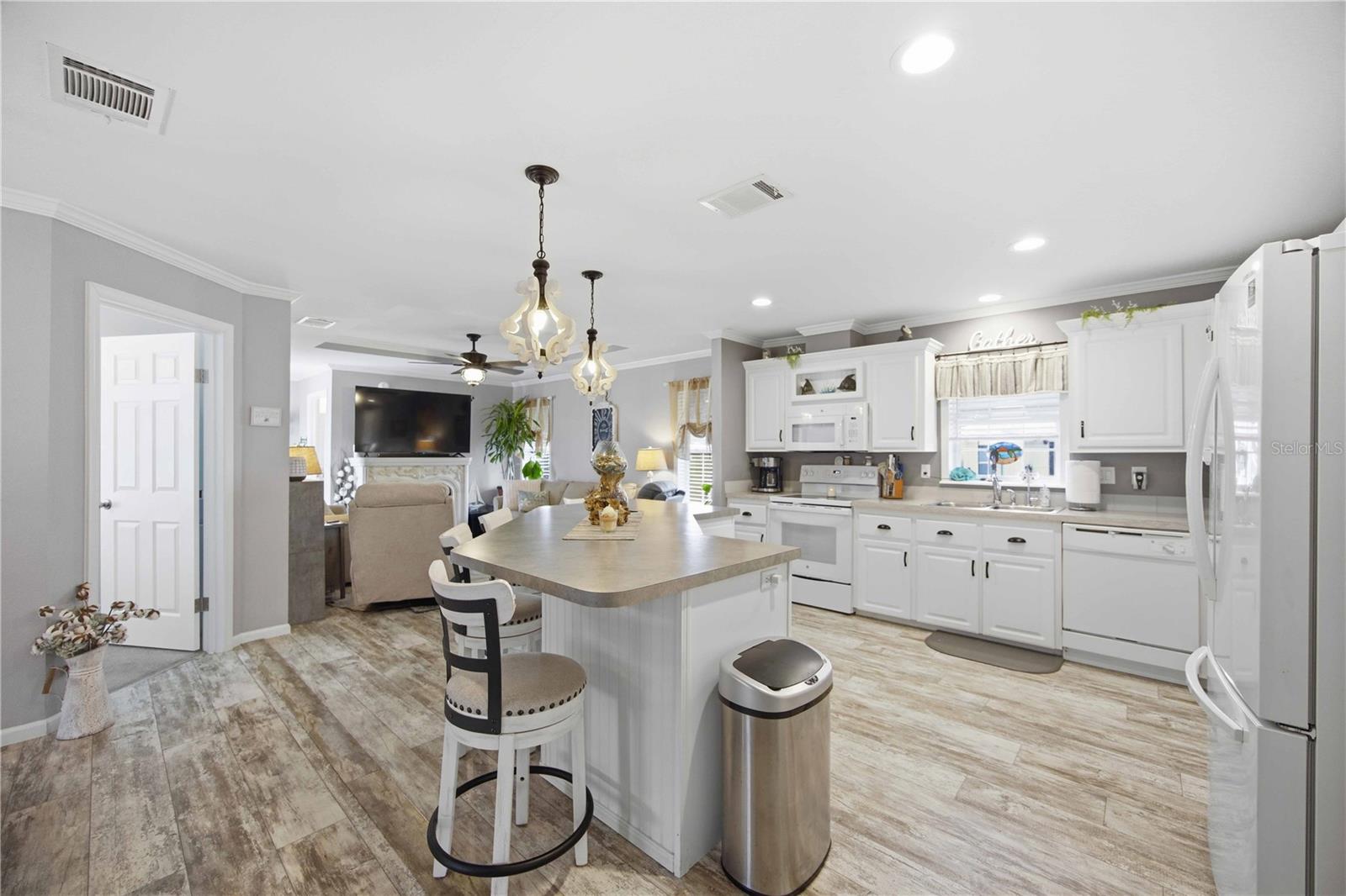 Image 8 of 40 For 171 Crown Point Drive