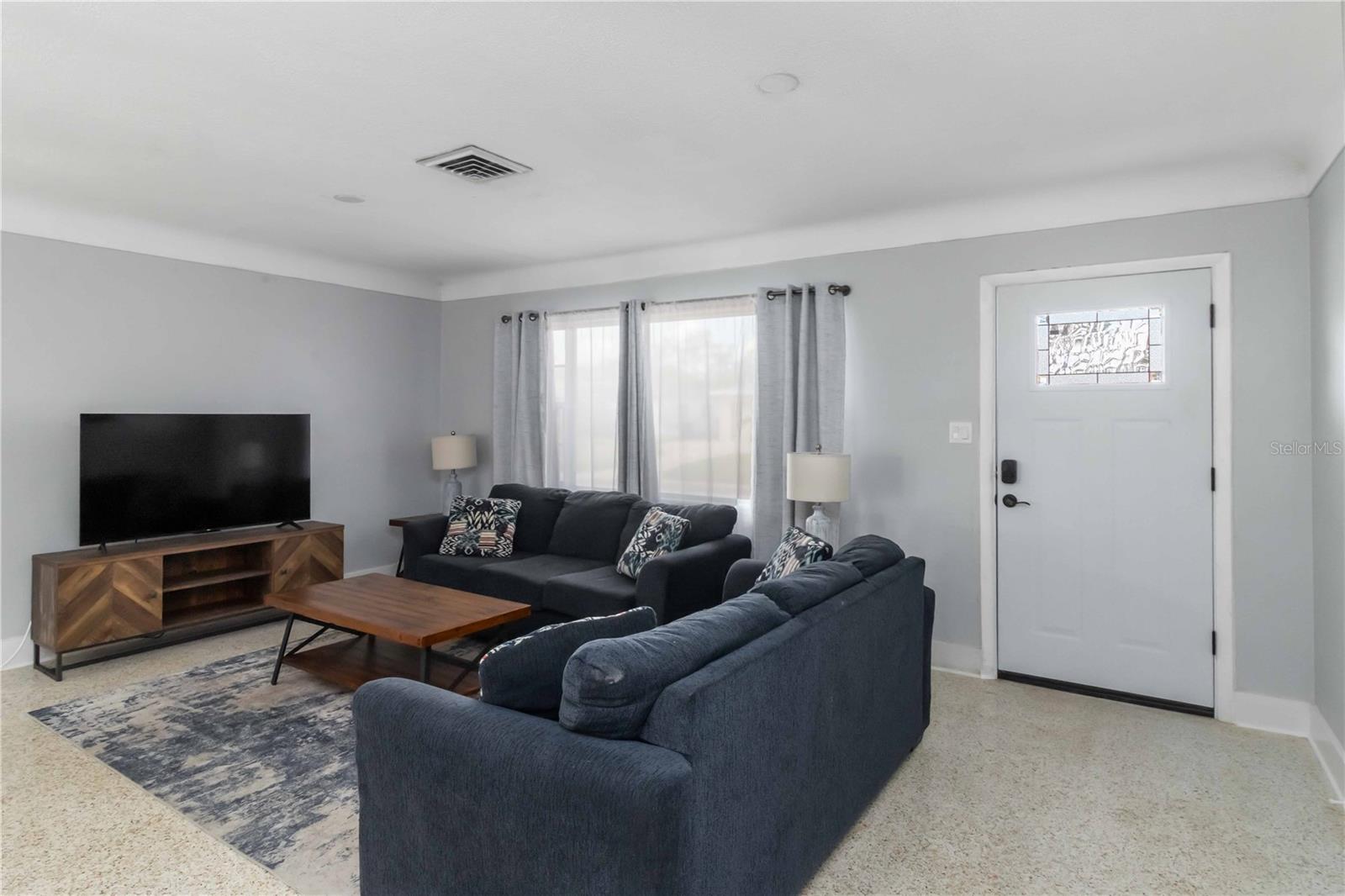 Listing photo id 8 for 6950 29th Terrace N