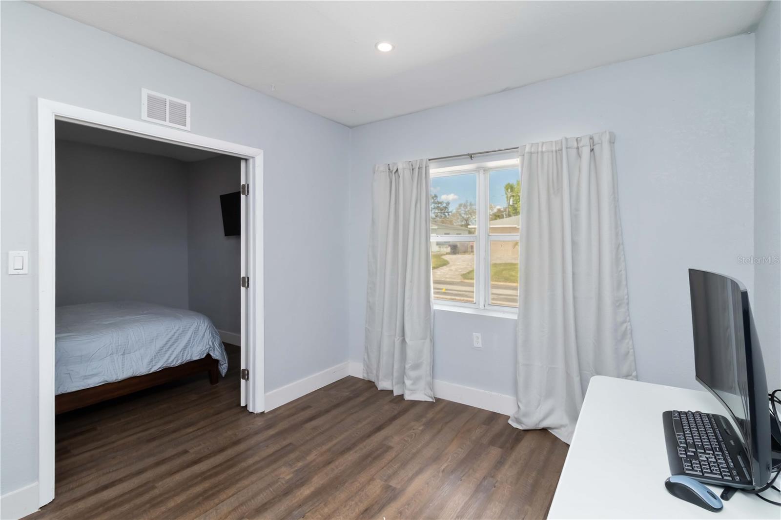 Listing photo id 21 for 6950 29th Terrace N