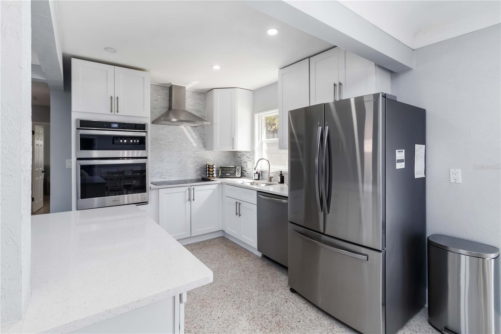 Listing photo id 3 for 6950 29th Terrace N