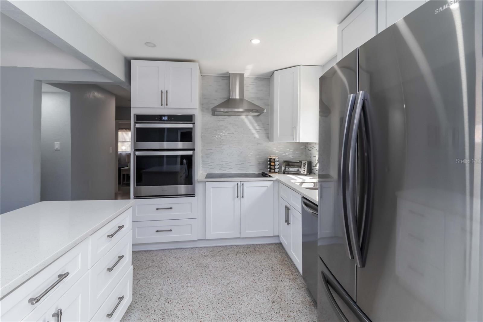 Listing photo id 4 for 6950 29th Terrace N