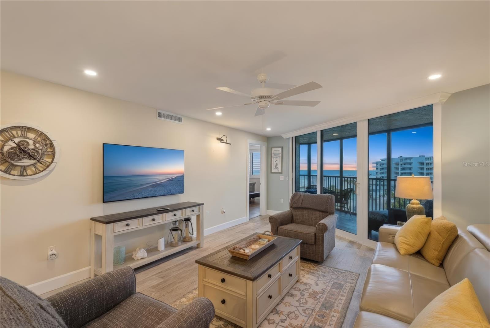 Image 11 of 39 For 5880 Midnight Pass Road 704