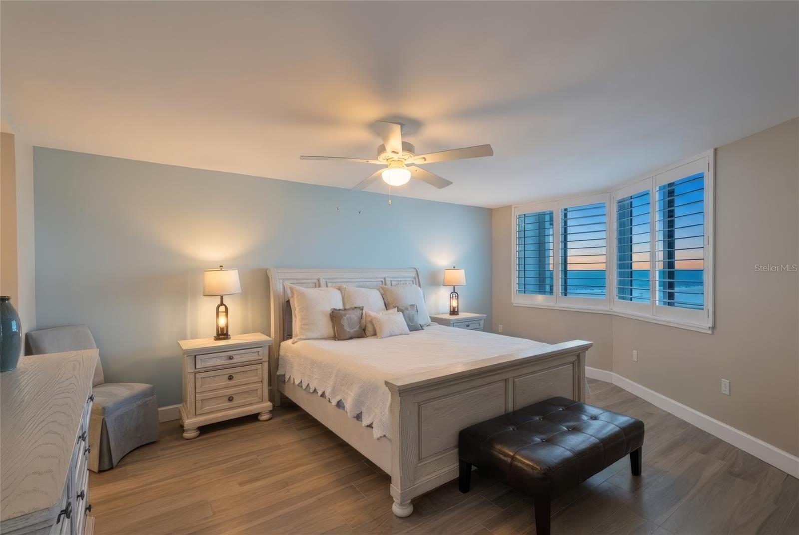 Image 15 of 39 For 5880 Midnight Pass Road 704